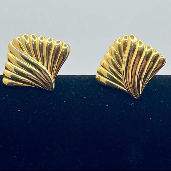 Vintage gold tone Monet clip on earrings. - Picture 6 of 8